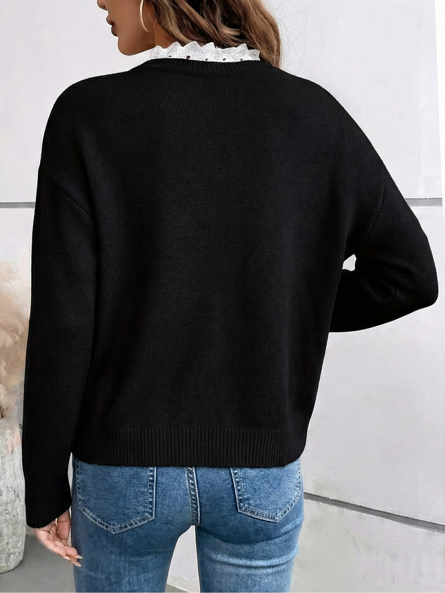 Céline – sweter z koronkowym kołnierzykiem i dekoltem V