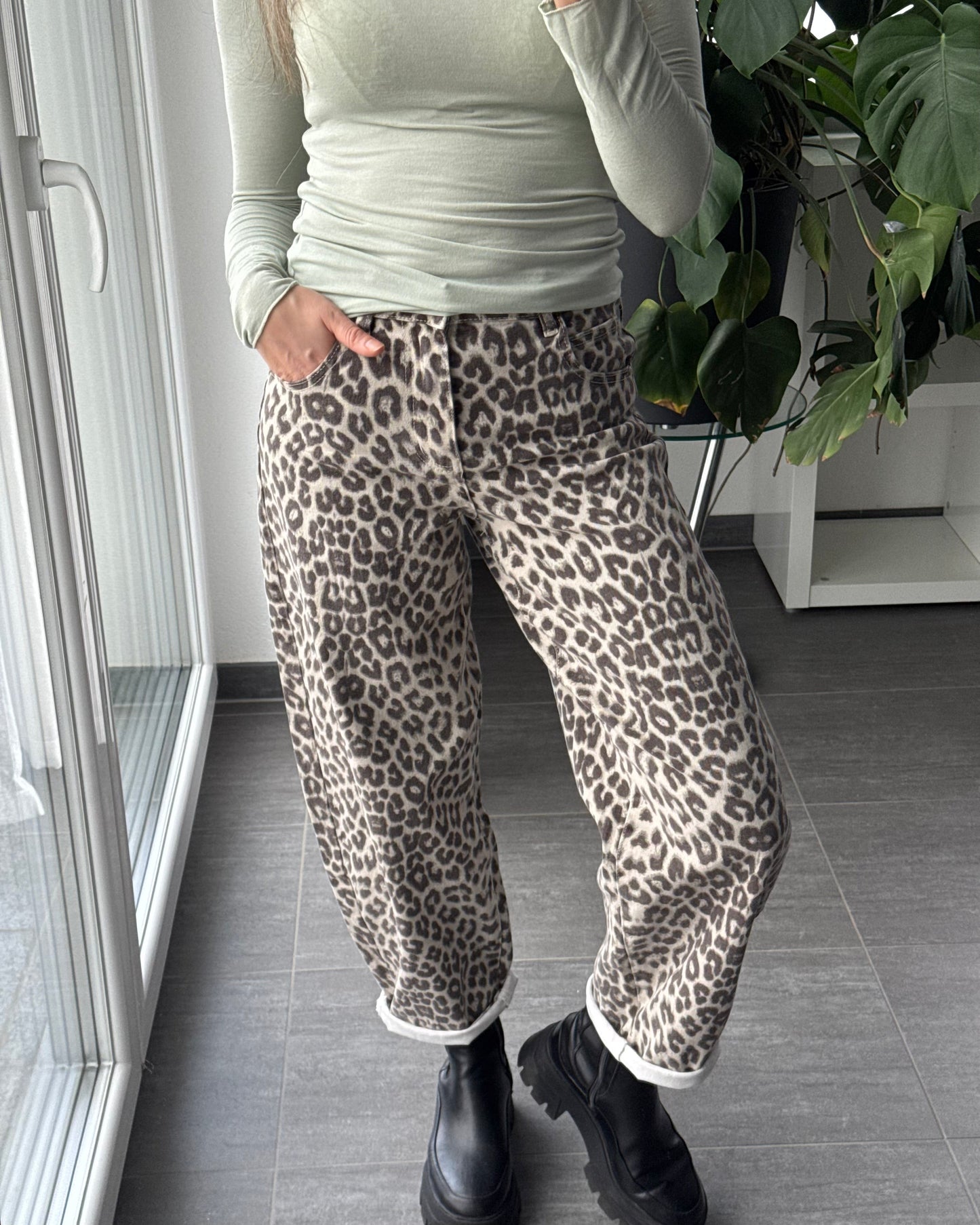 Monika – jeansy o balonowym kroju z delikatnym printem