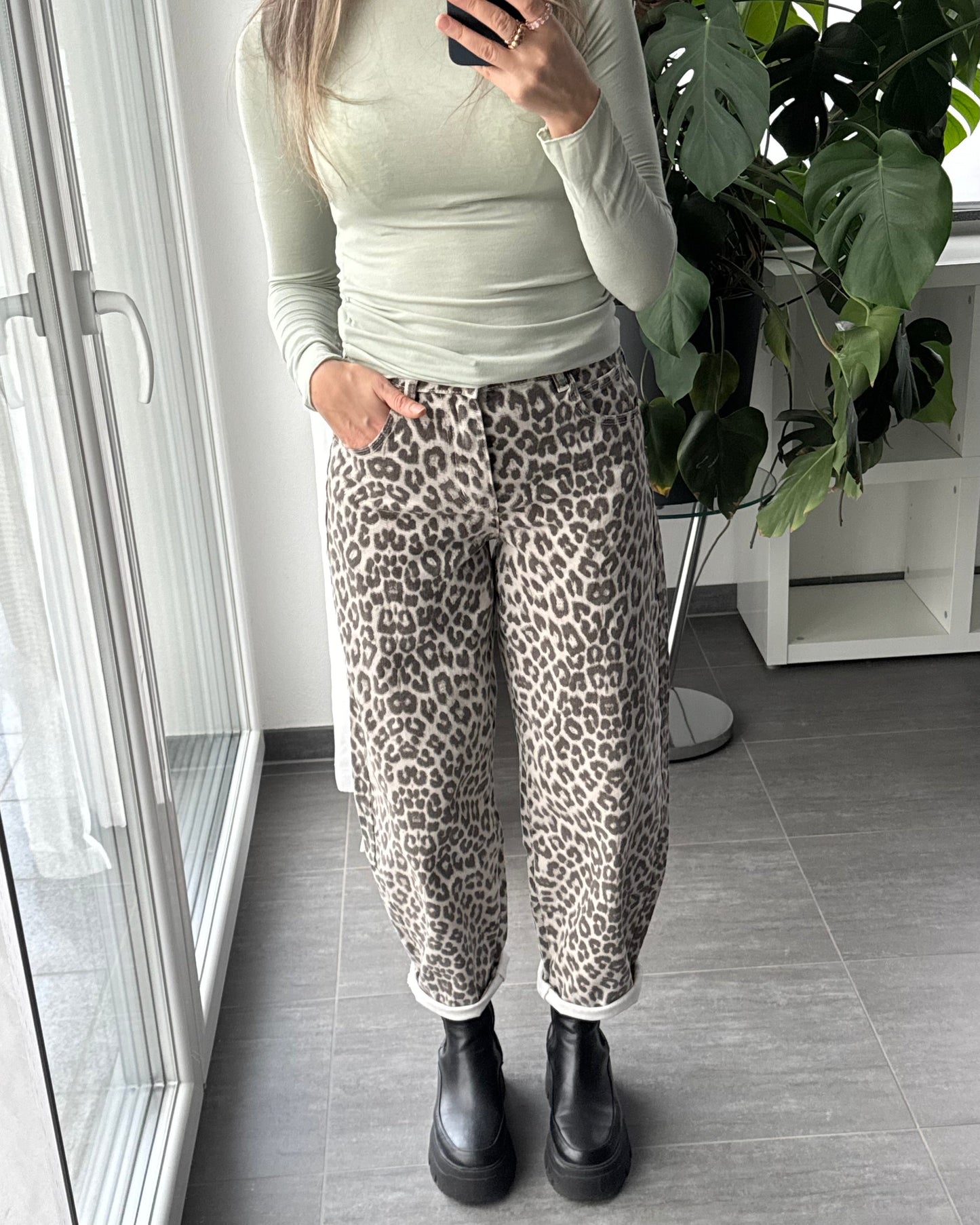 Monika – jeansy o balonowym kroju z delikatnym printem
