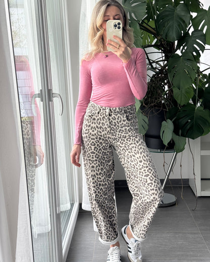 Monika – jeansy o balonowym kroju z delikatnym printem