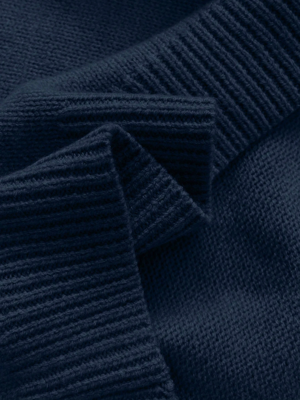 Céline – sweter z koronkowym kołnierzykiem i dekoltem V