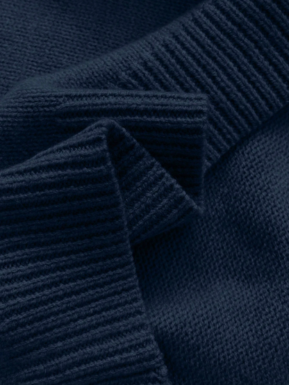 Céline – sweter z koronkowym kołnierzykiem i dekoltem V